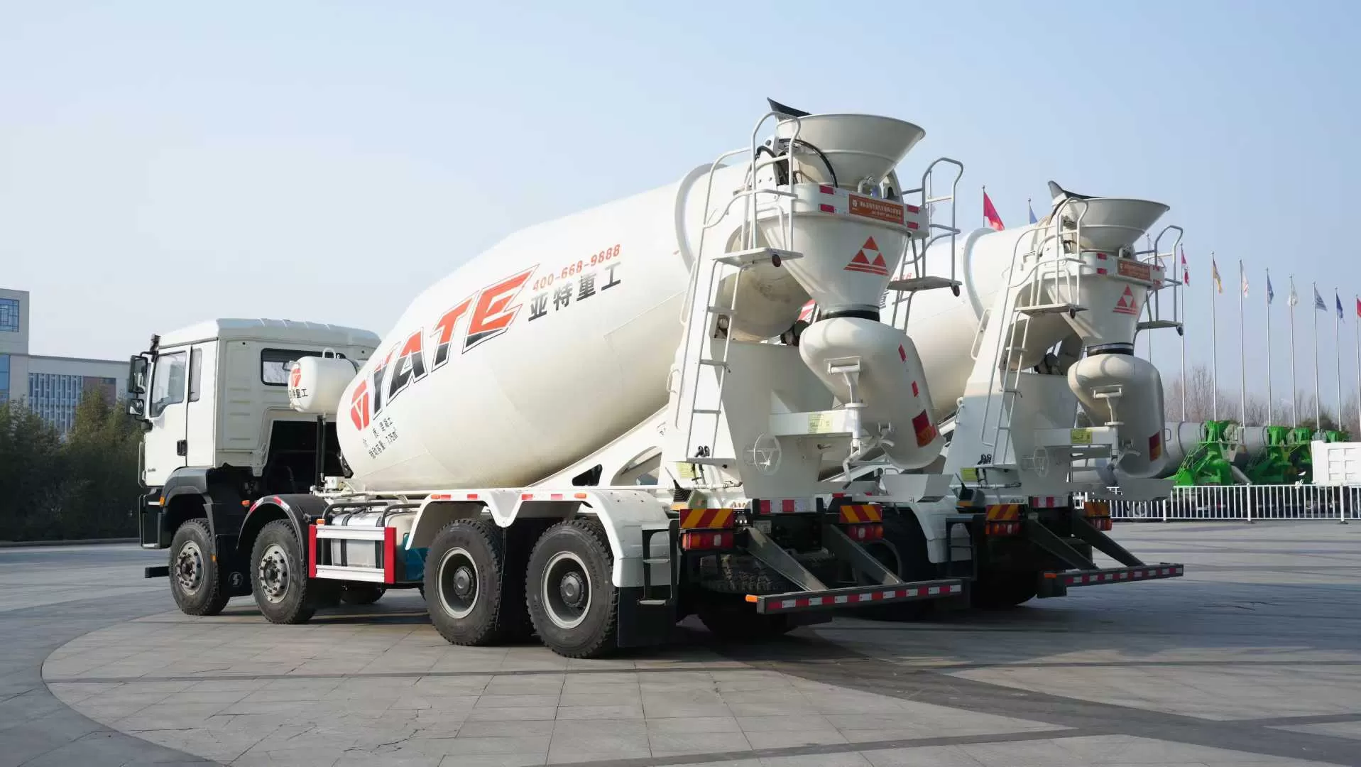 Châssis Howo + camion-benne à mélanger du béton 8×4 de la marque Heavy Industry : véhicule d’occasion de haute qualité