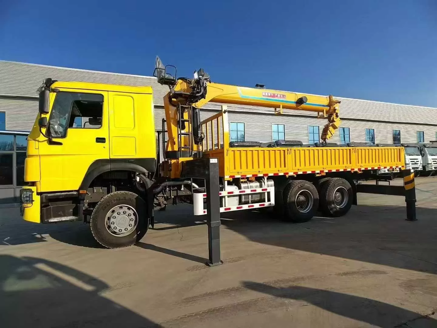 Camion benne HOWO-KZ 8×4 d'occasion adapté au transport de déchets de construction