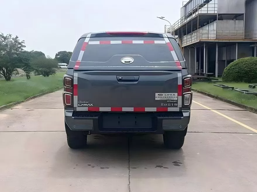 Pickup Isuzu D-MAX modifié avec auvent étanche amovible pour un stockage sécurisé du fret