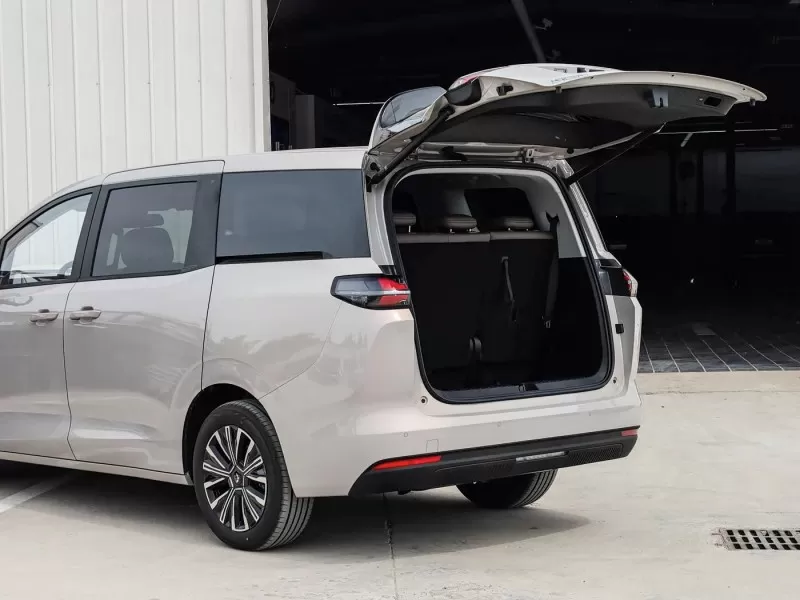Wuling Starlight 730 2026 1.5T CVT Premium Monospace 7 places pour le transport familial et de passagers