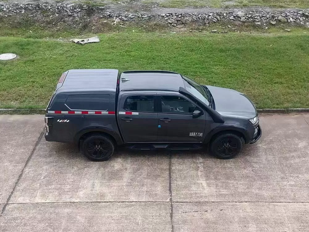 Pickup Isuzu D-MAX modifié avec auvent étanche amovible pour un stockage sécurisé du fret